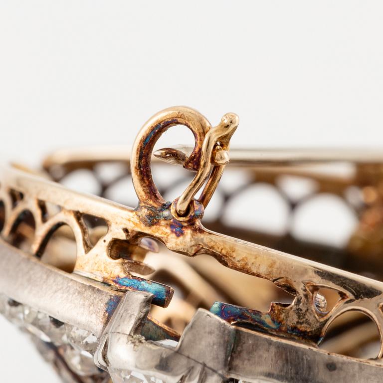 A brooch/pendant in gold with old-cut diamonds.
