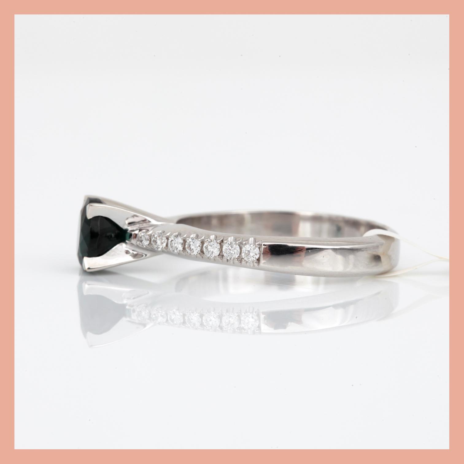 RING, 18K vitguld med grön turmalin, ca 1,18 ct och briljantslipade diamanter, tot ca 0,20 ct. Total vikt ca 4,49 g.