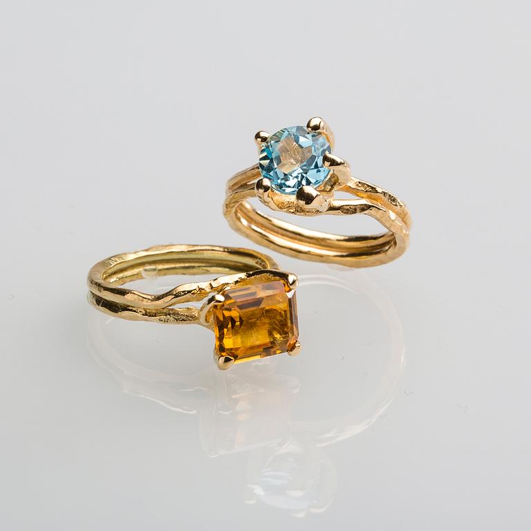 RINGAR, 2 st, 18 k guld, topas ca 2.00 ct samt citrin ca 2.50 ct. Totalvikt ca 12 g.