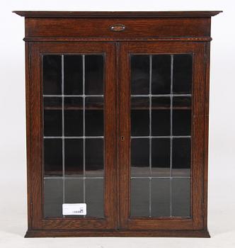 VITRINSKÅP, tidigt 1900-tal.