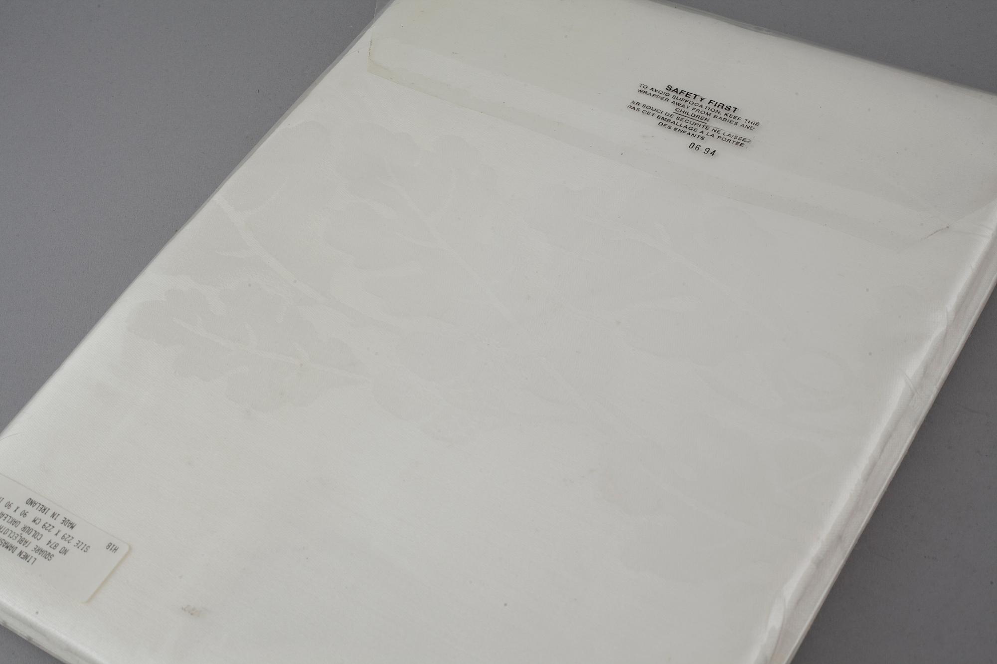 DUKAR, 4 st, linnedamast, 1900-talets andra hälft.