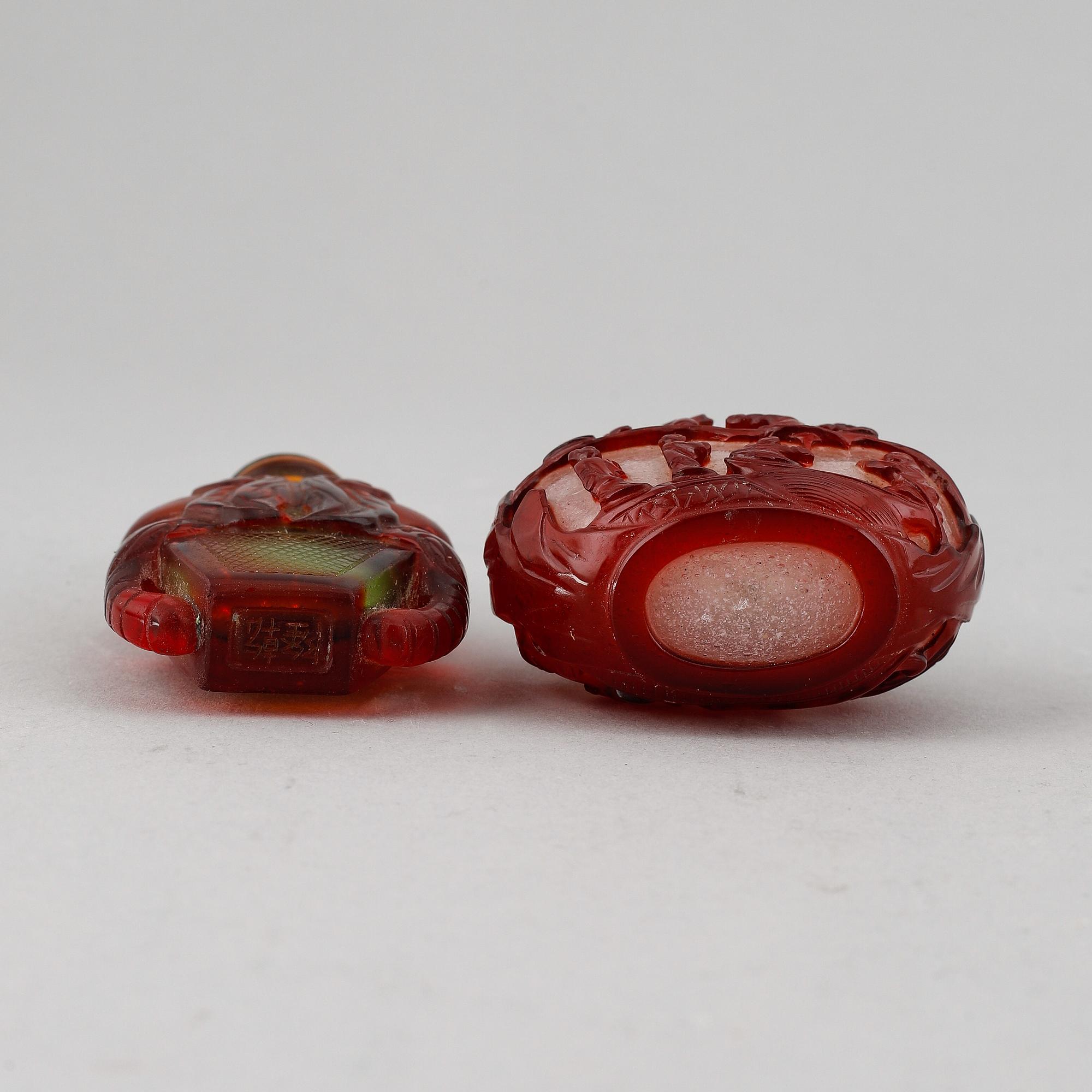 A set of two peking glass snuff bottles with stoppers, Qing dynasty, 20th Century.