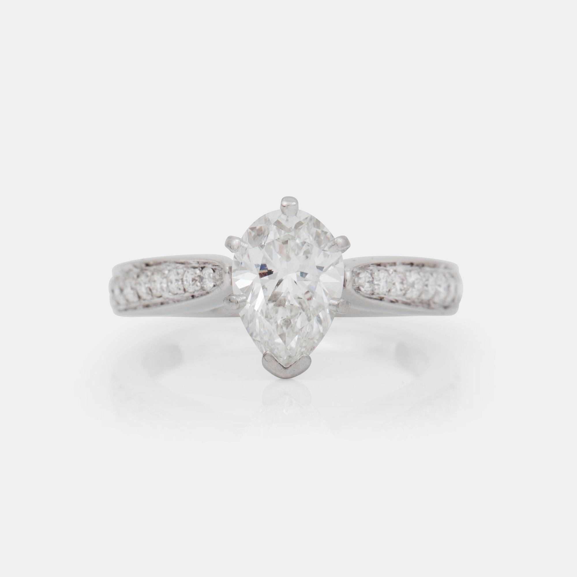 RING, med droppslipad diamant, 1.57 ct samt små briljantslipade diamanter.