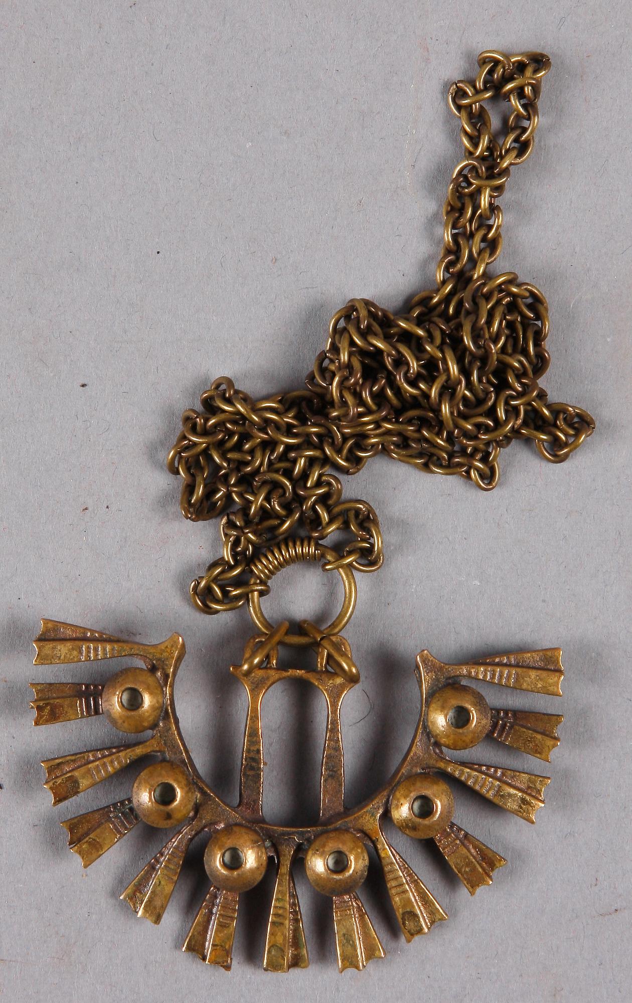 HALSBAND, 6 st, brons, Pentti Sarpaneva, Kalevala samt KE Palmberg, Alton.