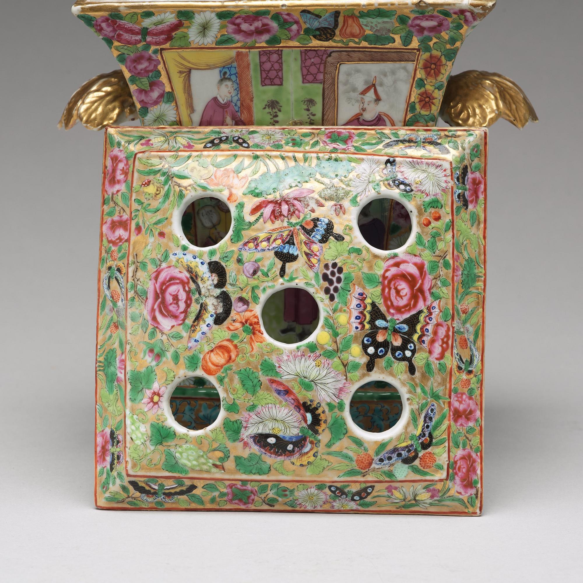 TULPANVAS med LOCK, porslin. Qingdynastin, Kanton, 1800-tal.