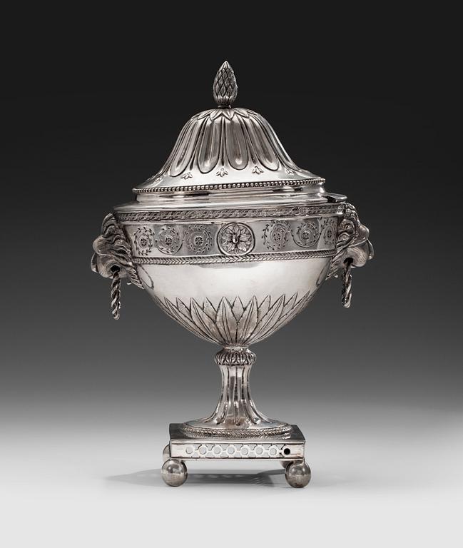 SOKERIKKO, hopeaa Stralsund 1700 l. loppu. Leimattu GJD. Korkeus 26,5 cm. Paino 833 g.