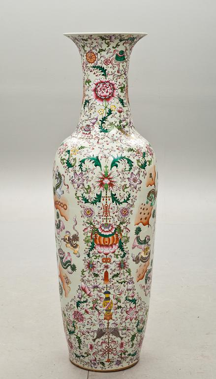 GOLVURNA, porslin, Kina, 1900-tal.