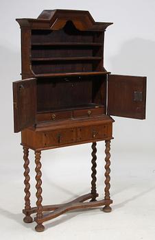 HÄNGSKÅP PÅ BENSTÄLLNING, 1700-tal.