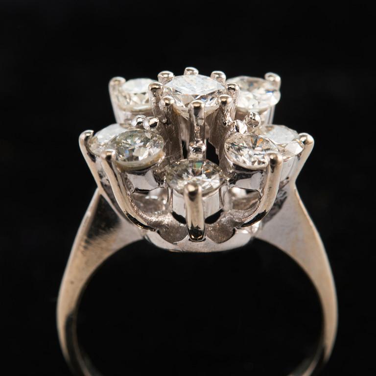 A RING, brilliant cut diamonds 1.65 ct. Centerstone c. 0.35 ct. 14K white gold. Size 17+, weight 5,1 g.