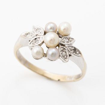 Ring 18K white gold with pearls and octagon-cut diamonds.