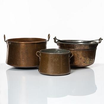 A set of three Swedish copper cauldrons, 18th / early 19th century.