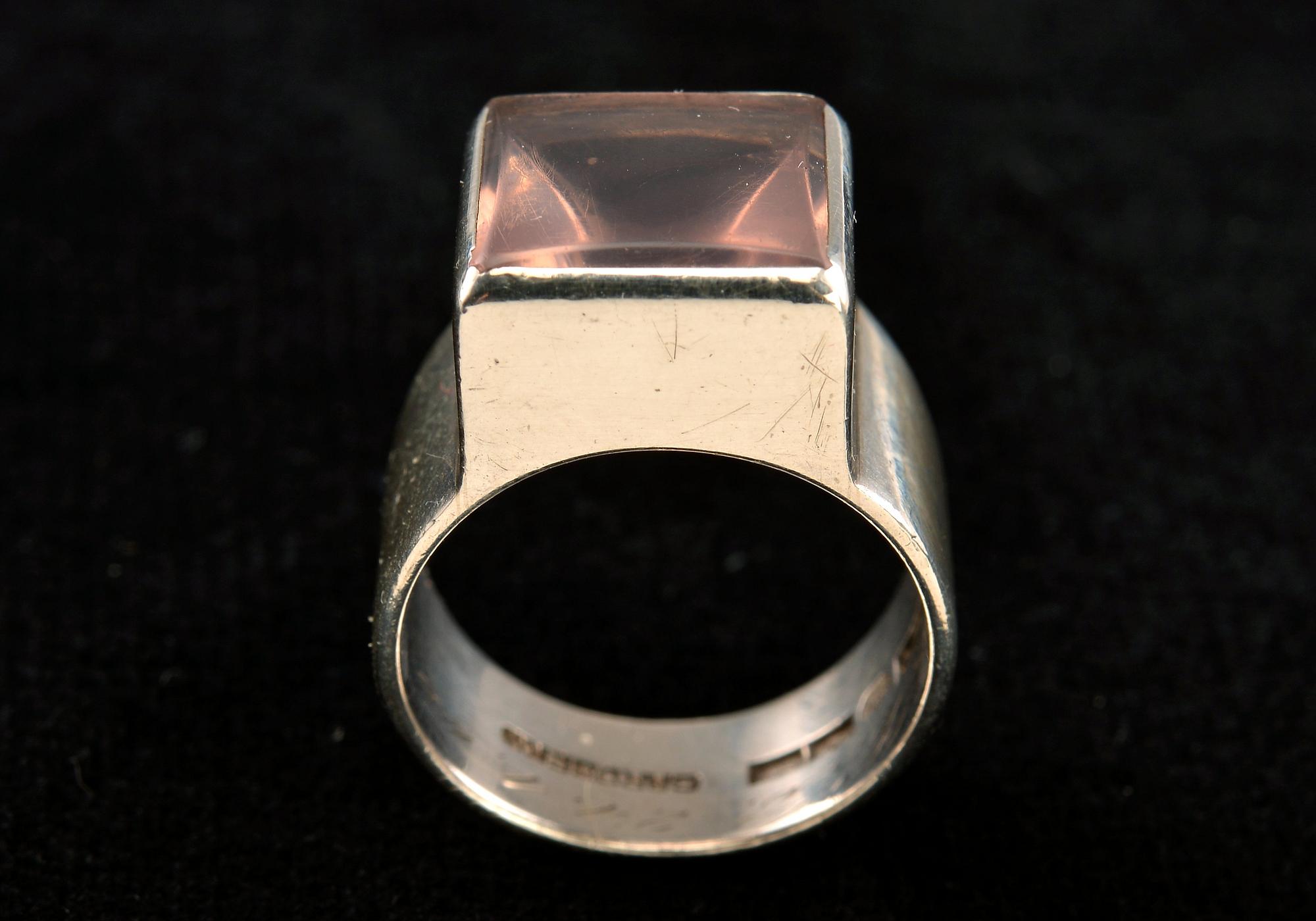 Bertel Gardberg, RING, silver med rosenkvarts, N. Westerback, Helsingfors 1960. Vikt 10 g.