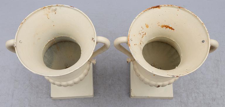 TRÄDGÅRDSURNOR, 1 par, gjutjärn, 1900-tal.