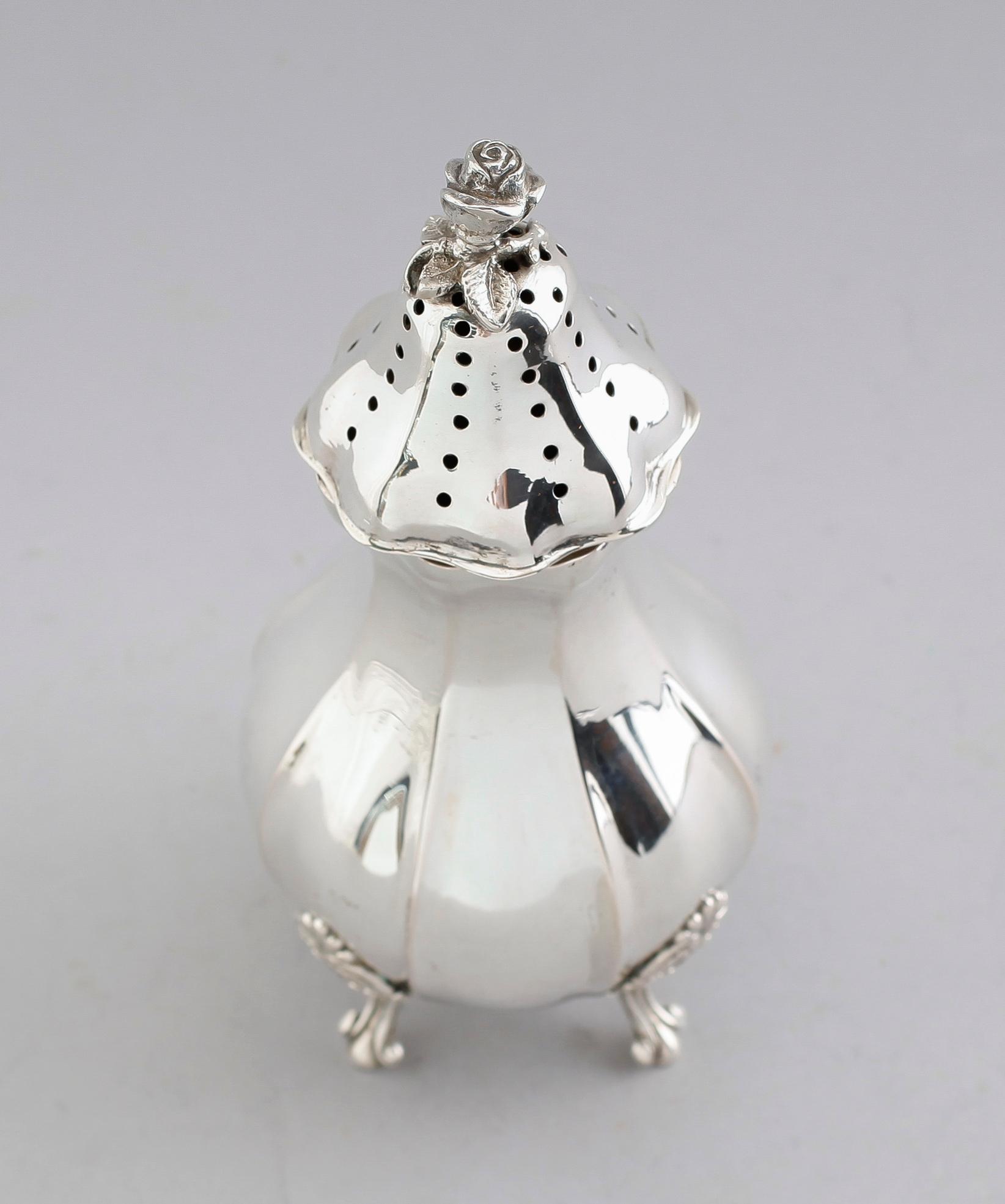 SOCKERSTRÖARE, silver, svenska importstämplar, 1900-talets första hälft. Vikt ca 253 gram.