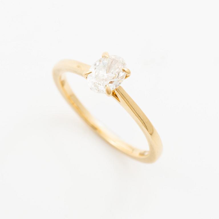Ring 18K guld med ovalslipad diamant 0.72 ct, medföljande GIA dossier.