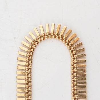 An 18K gold necklace by Unoaerre Italy.