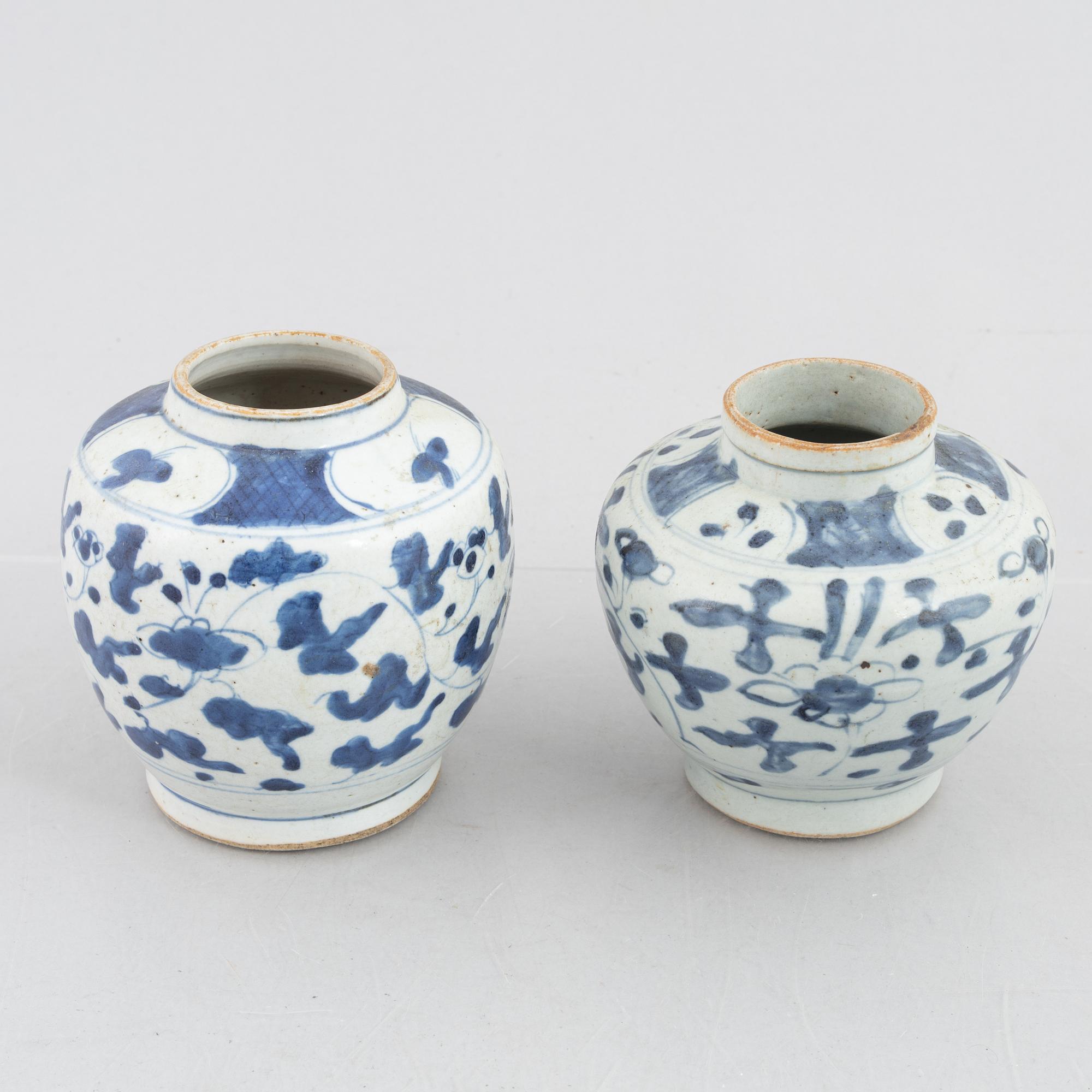A blue and white Swatow dish  and two blue and white urna, China, Ming dynasty (1368-1644).
