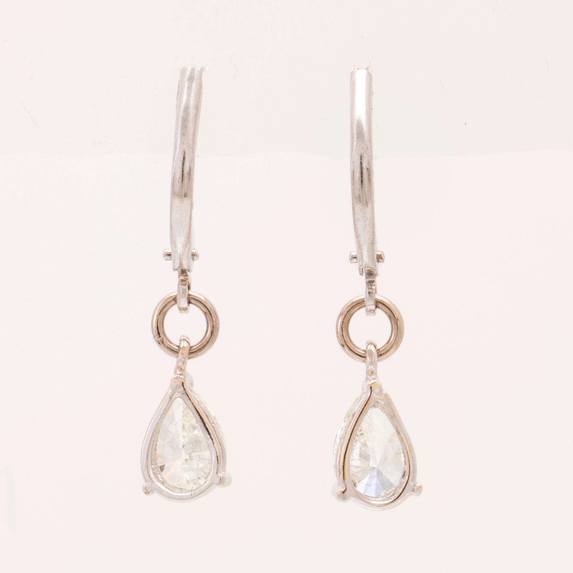 Örhängen 18K vitguld och päronslipade diamanter.