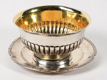 SÅSSKÅL PÅ FAT, silver, JP Grönvall 1836 samt Johan Abraham Hallard 1782, Stockholm. Tot vikt 545 gram.