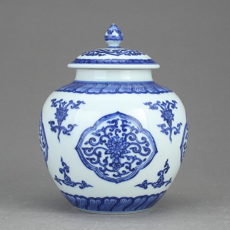 BOJAN MED LOCK, porslin. Kina 1900-tal.