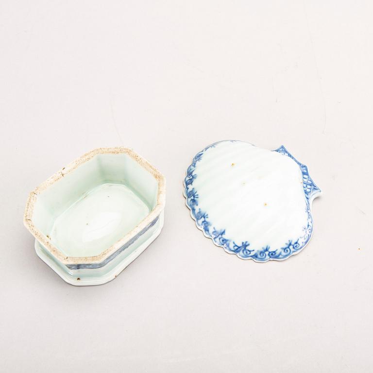 A Chinese Qianlong porcelain salter and butterdish.