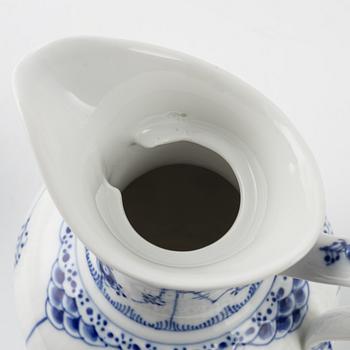 Royal Copenhagen. A 89 pieces porcelain Musselmalet service, Denmark, second half of the 20th century.