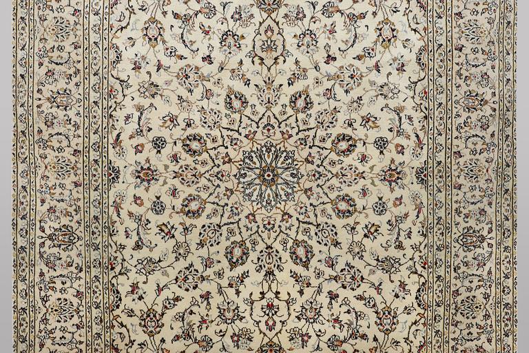 A carpet, Kashan, ca 328 x 205 cm.