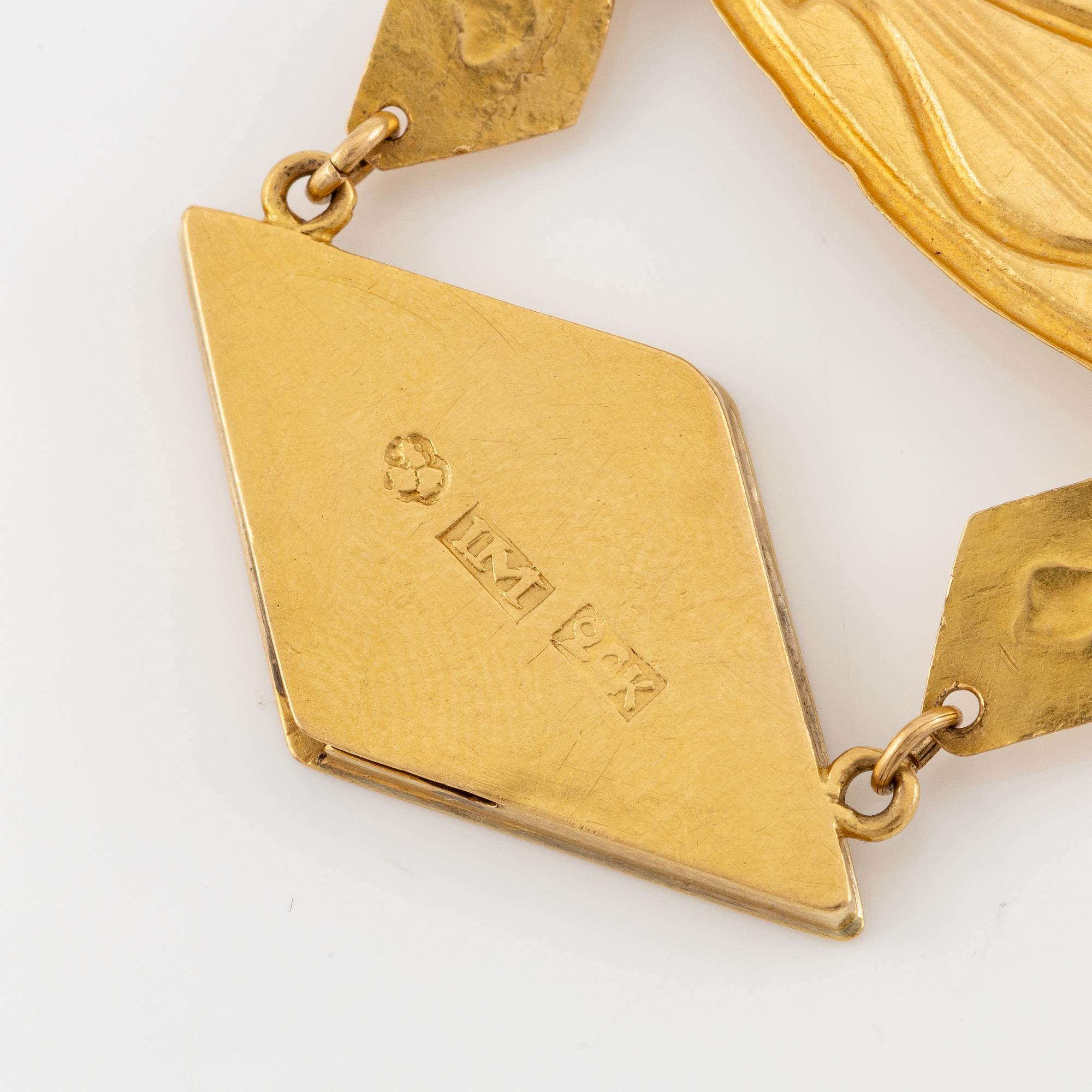 A bracelet in 20K gold.