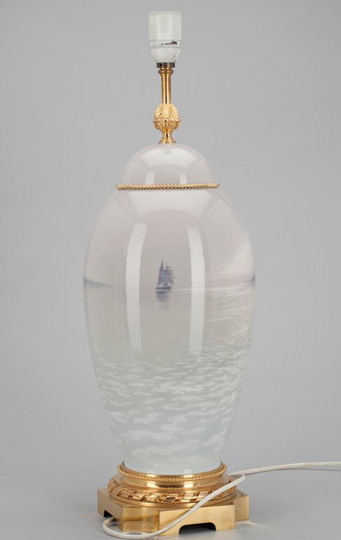 PÖYTÄVALAISIN, posliinia sekä kullattua messinkiä, Bing & Gröndahl, Tanska 1900-luvun alku.