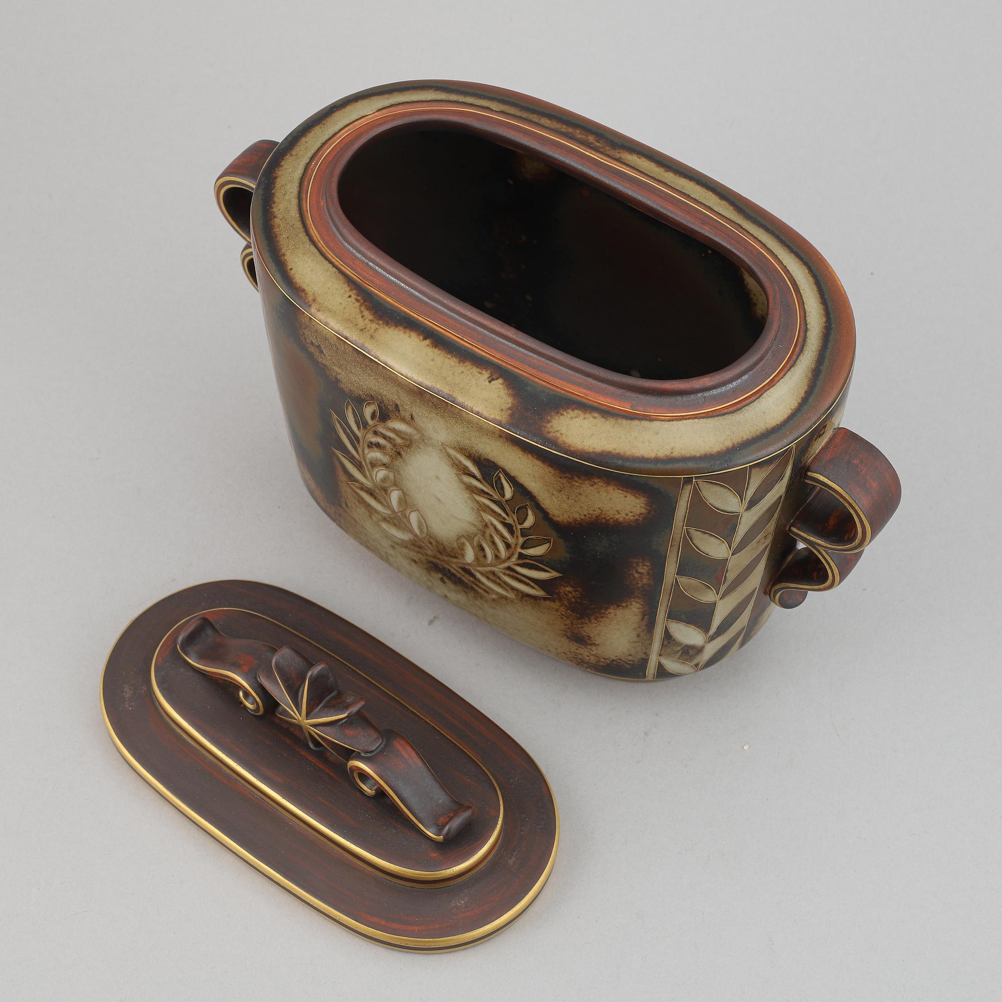 Gunnar Nylund, a lidded porcelain vase 'Flambé', Rörstrand Lidköping.