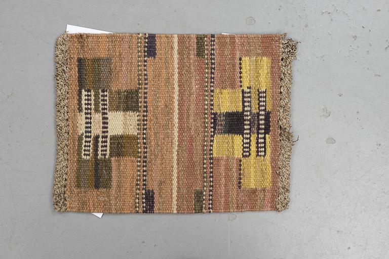 Märta Måås-Fjetterström, a drape, ca 165-174 x 78 cm, and a sample textile, ca 50 x 38 cm, flat weave.