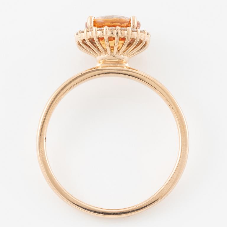 Ring 14K gold with yellow sapphire and brilliant-cut diamonds.