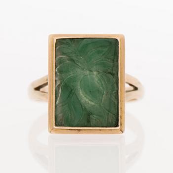 A RING, carved jade, 18K gold.