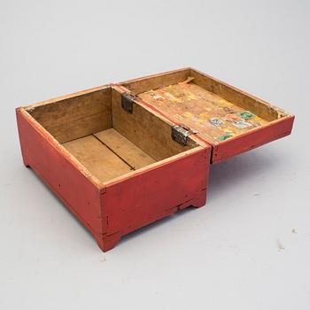 A box and a carved smoking pipe head 19/20th century.