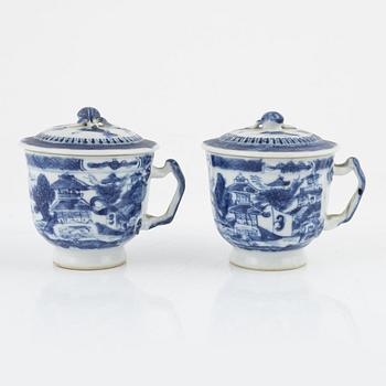 A blue and white serving dish and a pair of blur and white cups with saucers, China, around 1800.