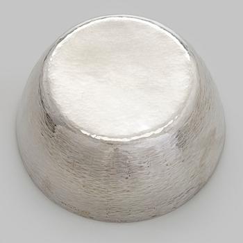 Tapio Wirkkala, malja, hopeaa (916), Kultakeskus, Hämeenlinna 1968.