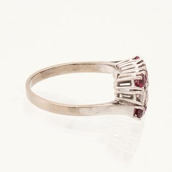 Ring in 18K white gold with round brilliant-cut diamonds and rubies.