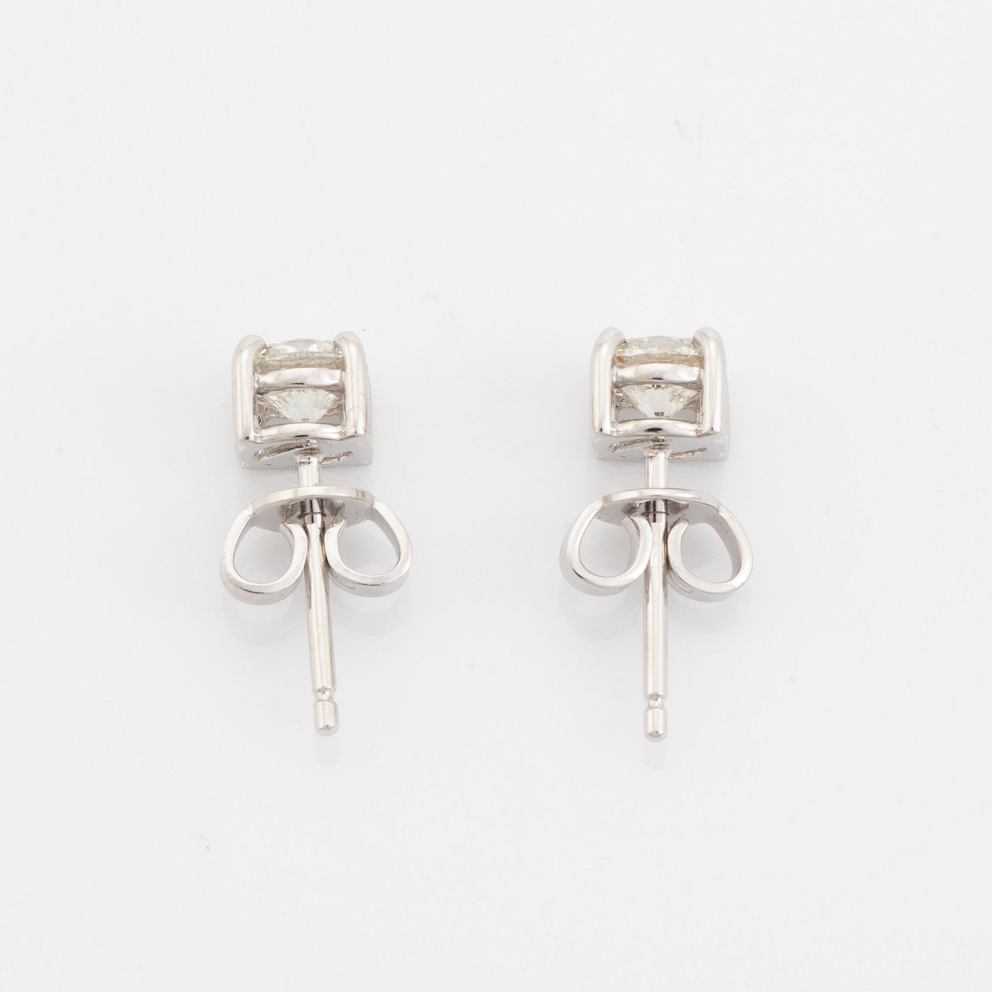 Örhängen med briljantslipade diamanter, med IGI report.