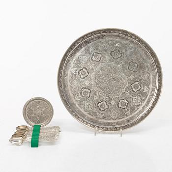 Bricka, skedar 12 stycken samt sex stycken coasters, silver, Persien, 1900-talets första hälft.