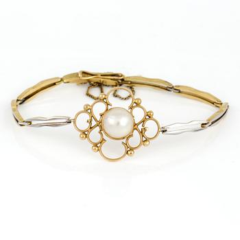 ARMBAND SAMT BROSCH, 2 delar, 18K guld med pärlor, brosch Dahlgren, Malmö, 1867. Vikt ca 15,91 g.