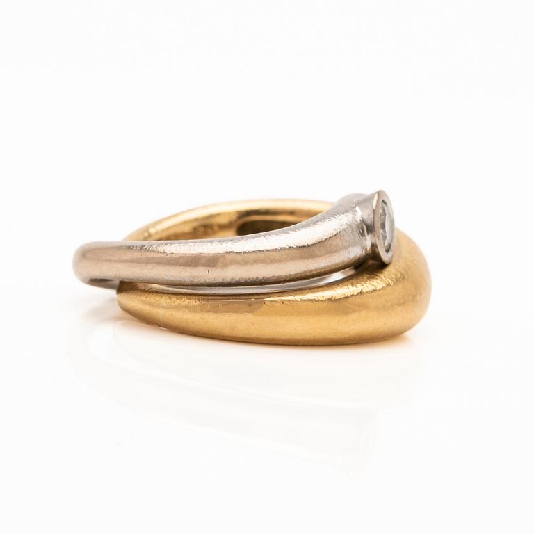 Ole Lynggaard, Ring, "Fidelity", 18K guld och vitguld med en rund briljantslipad diamant ca 0.32 ct.