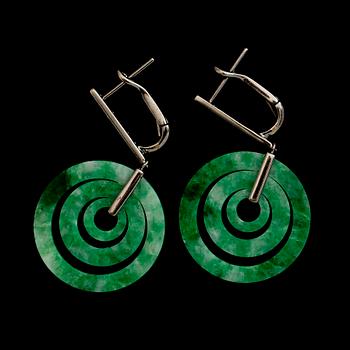 ÖRHÄNGEN, 1 par, 18 k rhodinerat/svärtat vitguld, grön jade, briljantslipade diamanter tot ca 0.19 ct.