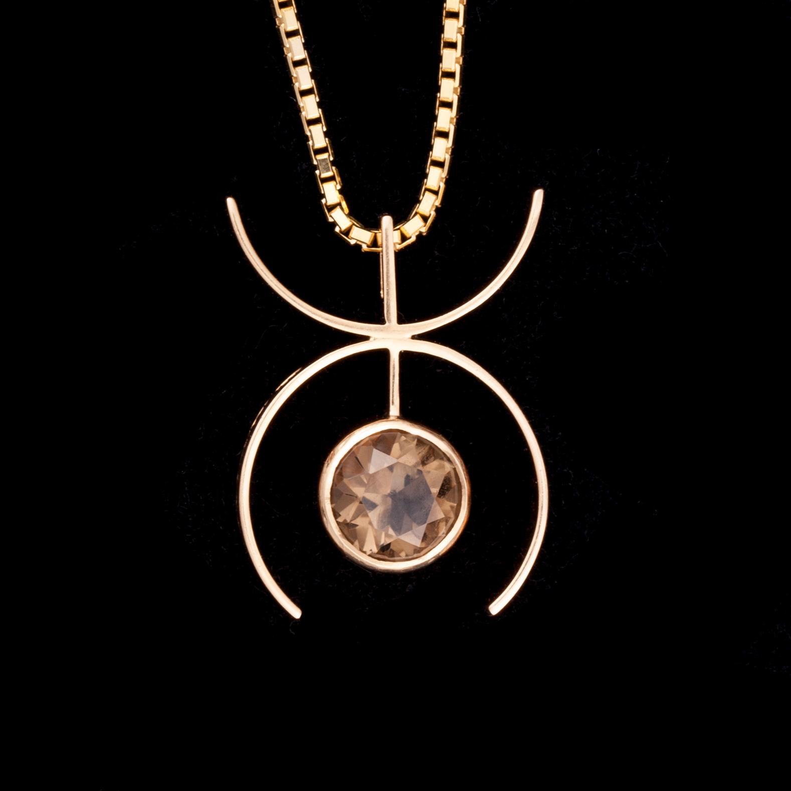 HÄNGSMYCKE, 18K guld, fasettslipad rökkvarts, N. Westerback, Helsingfors, 1960. Totalvikt 7,1 g.