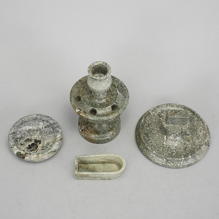 PARTI RÖKTILLBEHÖR, 4 delar, kolmårdsmarmor, 18/1900-tal.