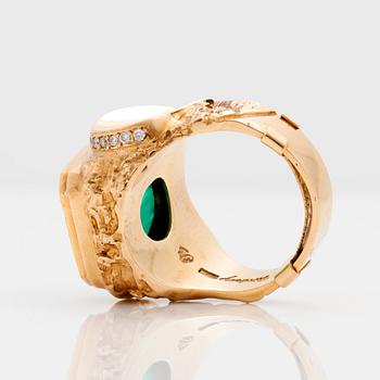 RING, med smaragd ca 8.80 ct, samt briljantslipade diamanter totalt ca 0.40 ct. Troligen 1980-tal.