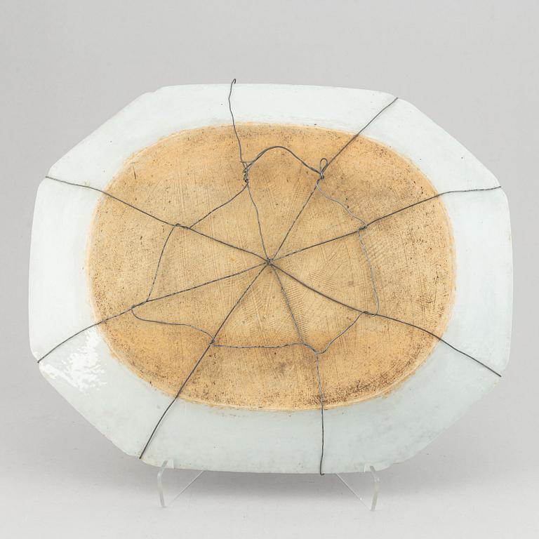 An export ware porcelain charger, China, Qianlong, 18th Century.