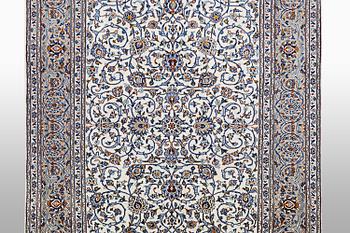 A carpet, Kashan, ca 310 x 206 cm.