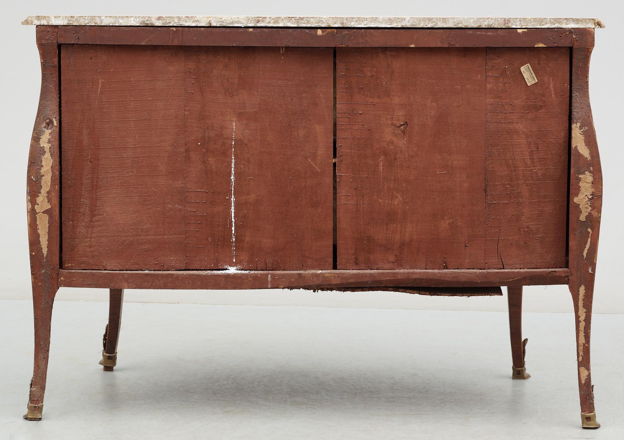 BYRÅ, italiensk rokokostil, 1900-tal.