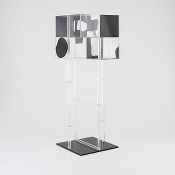 Gösta Wallmark, skulptur, plexiboxar och pinnar. Klarglas och svart.