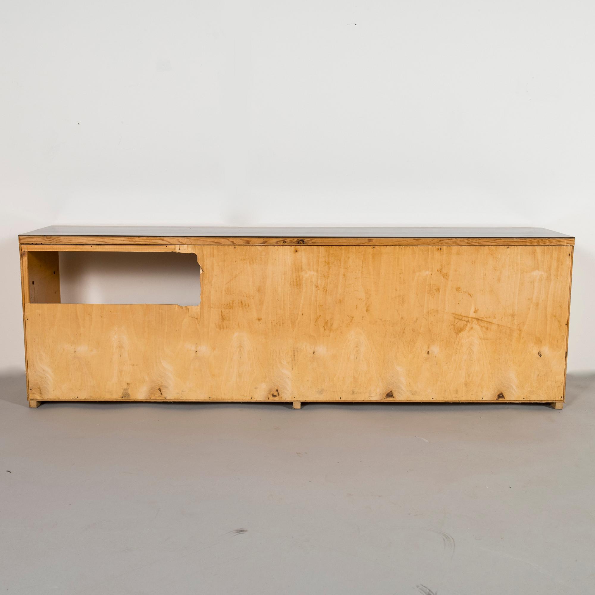 Artek Design, senkki, tilaustyö,  valmistaja  O.Y. Huonekalu- ja Rakennustyötehdas A.B., 1952.